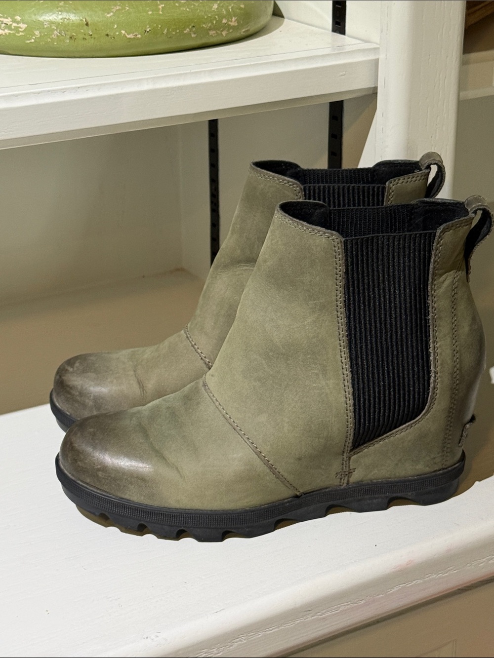 Sorel Joan of Arctic Chelsea Wedge Boots Green Leather Sz 8 (p1)